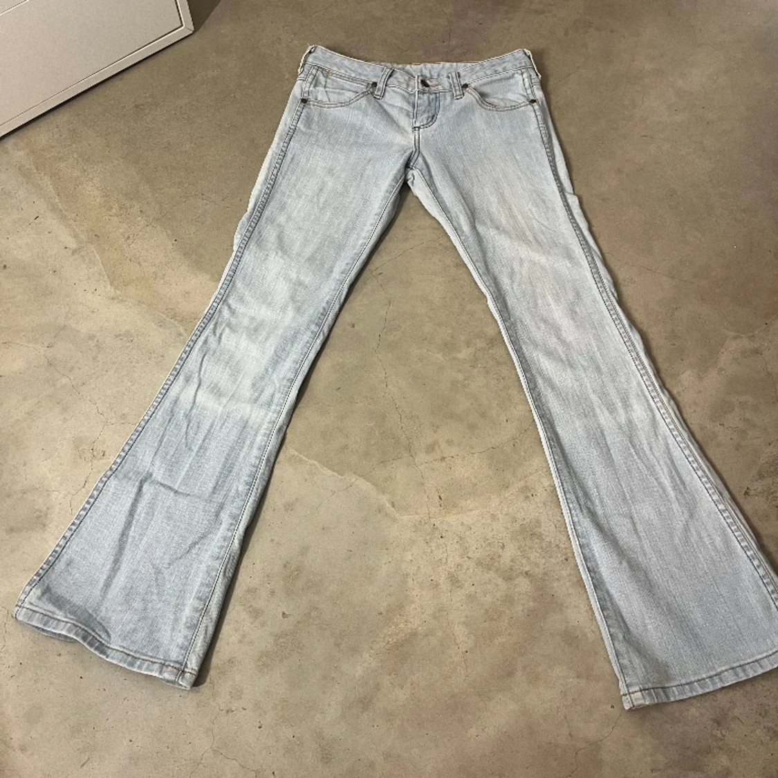 Ljusblåa Lågmidjade Wrangler jeans