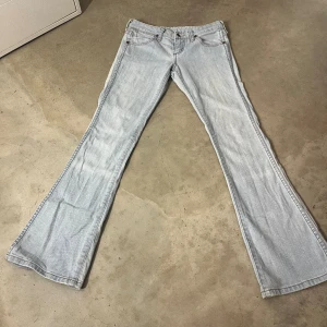 Ljusblåa Lågmidjade Wrangler jeans - Super fina byxor i bra skick. Väldigt bra skick. Mått fins i sista bilden❤️