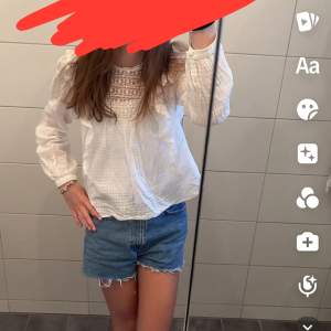 Jättegullig vit blus från zara som är lite halvt genomskinlig med volang i storlek XS🤍 Kontakta mig privat för fler bilder eller frågor, pris kan diskuteras