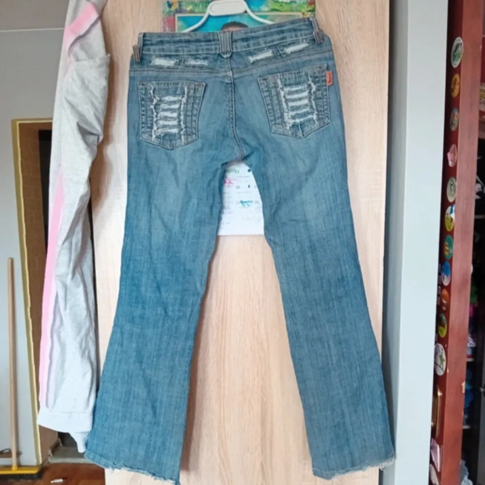 önska så att dessa jeans passade mig men gjorde tyvärr inte det. Jeansen har jätte coola slitningar,hör av dig om du har frågor!!. Jeans & Byxor.