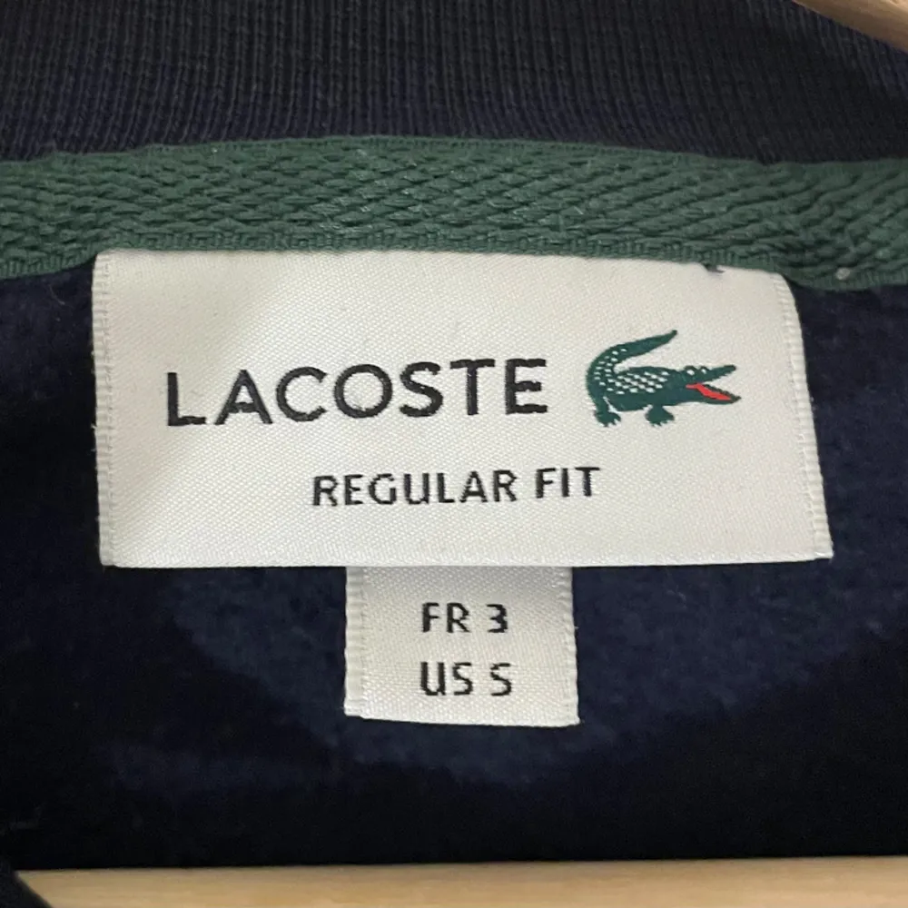 Tjena säljer denna marinblå Lacoste fullzip tröjan. Tröjan är köpt från Zalando och har använts sparsamt.  Säljs då den inte kommer till användning längre. Kontakta gärna om det finns frågor👍. Tröjor & Koftor.