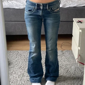 Lågmidjade jeans från diesel - Säljer dessa suuuper snygga Lågmidjade jeans från diesel!!💕köpta här på plick och säljer då dem tyvärr var för små.dem är omsydda längst ner men byxorna är i jätte bra skick 💕innerbenslängd är 80 och ytterben 100.midjemått 36. 