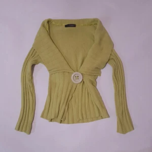 Limegrön tröja  - Limegrön tröja med otroligt fin passform och urringning.