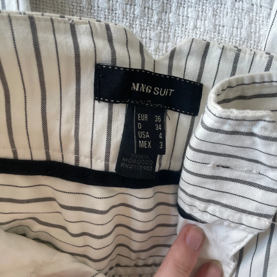 Vitrandiga kostymbyxor - 90