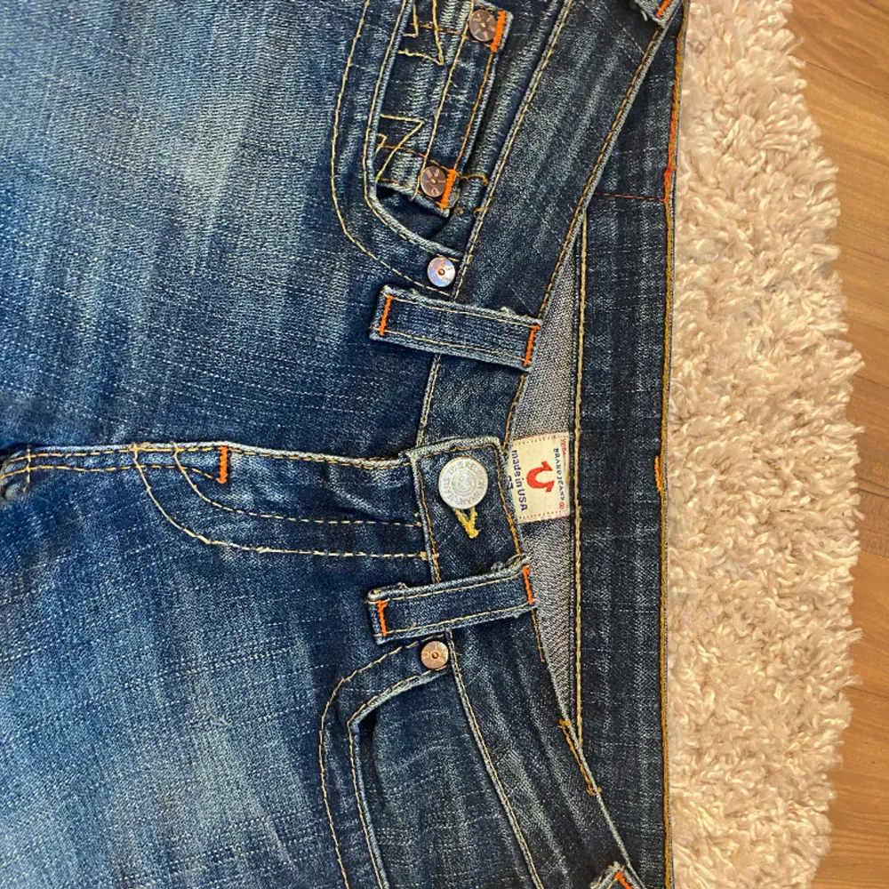 Säljer mina snygga lågmidjade true religion jeans för dom inte kommer till användning längre. Skriv för fler bilder eller frågor💘. Jeans & Byxor.