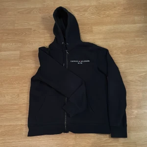 Tommy hilfiger hoodie - Knappt använd storlek M Tommy hoodie.