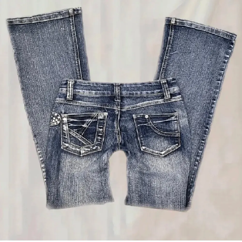 Supersnygga lågmidjade jeans i storlek 34, köpa här på plick men var tyvärr förstora för mig därav säljer jag dem. Lånade bilder av förra ägaren. Skriv vid funderingar! . Jeans & Byxor.