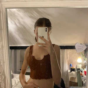 Brun/orange crop top - Maglinne i väldigt bra skick. Använd några få gånger och perfekt till sommaren!