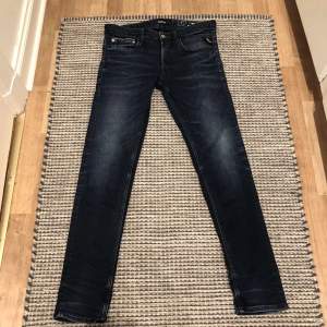 Säljer mina replay jeans i storlek w32 l32. Modellen är Ronas. Den har inga defekter, den är sparsamt använda. Skriv ifall ni har några frågor så är det bara att dma. Först till kvarn😊