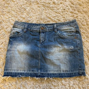 Jeans kjol - Jätte fin jeans kjol med fina detaljer. Lågmidjad och inga defekter. Skriv vid frågor 💗