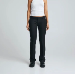 Low waist kostymbyxor från bikbok  - Populära lågmidjade kostymbyxor från bikbok som är använda fåtal gånger så de är som nya, förstora för mig💕