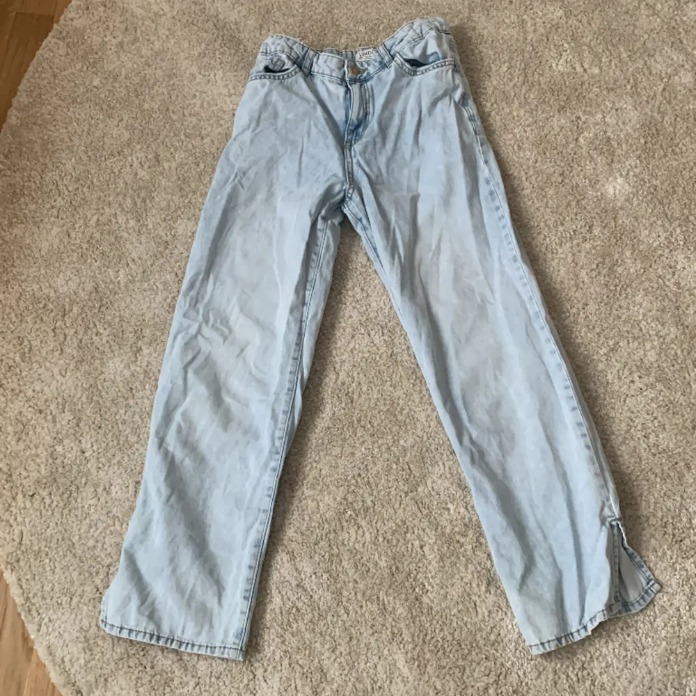 Wide leg jeans 👖 med en ca 5 cm slit längst ner på jeans benen 💅 från Lindex 🌱  Modell: Vanja ✨de är vristlånga🫶inga defekter 🤍för 11-12 år 🪩. Jeans & Byxor.