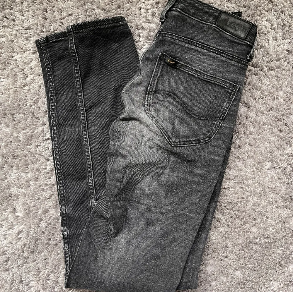 Svarta skinnyjeans från Lee i storlek W27 och L33🤍 . Jeans & Byxor.