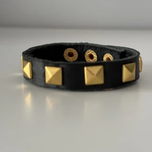 Svart läder med guldfärgade nitar🌟 - Finns flera i lager! Handgjort armband av spilläder 
