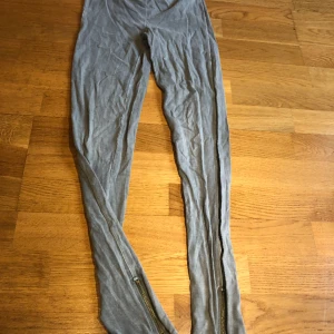 Snygga tights - Säljer ett par snygga tights från lindex, har fått lite svart färg på sig men det märks knappt och så har ”remmen” där uppe blivit lite korvig men det går att fixa💞