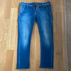 St 33, sjysta jeans endast testade. Köpta på rea för 3200 Skriv för fler bilder
