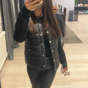 Cardigan - Säljer denna fina cardiganen som endast är använd en gång, nypris är 1699kr 