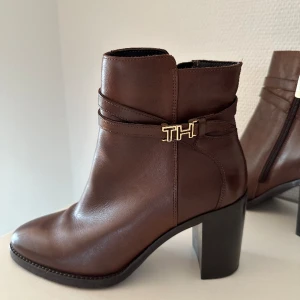 Boots Tommy hilfiger - Oanvänd boot. Storlek 38 Med märket Tommy Hilfiger 