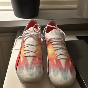 Fotbollsskor  - Säljer för att de passar inte mig. Storleken 42,5. Har använt skorna några gånger på kongräss