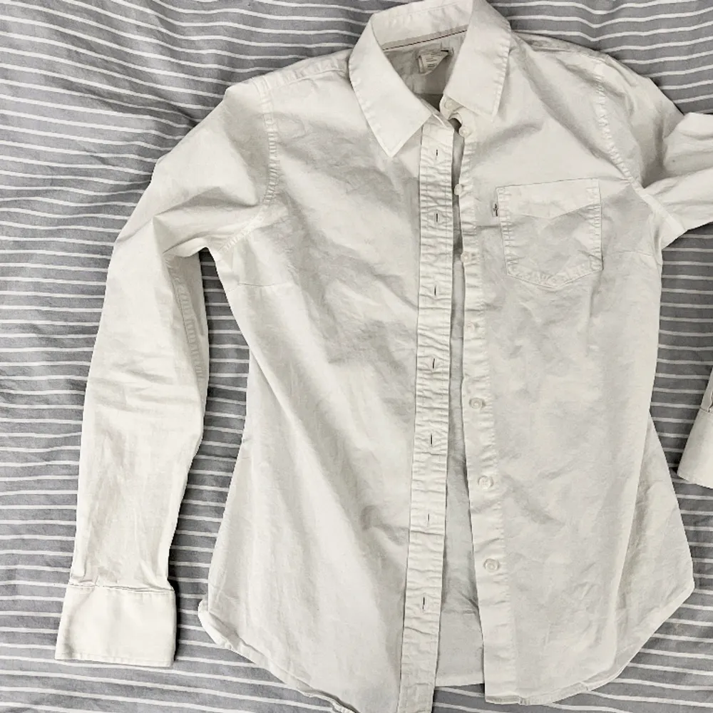 Säljer min vita vintage levis skjorta, storlek s, bra skick💕 Jättesnygg under stickat eller bara som den är!. Skjortor.