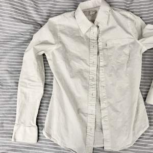 Säljer min vita vintage levis skjorta, storlek s, bra skick💕 Jättesnygg under stickat eller bara som den är!
