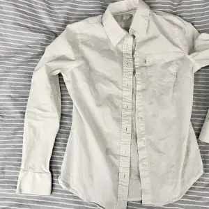 Säljer min vita vintage levis skjorta, storlek s, bra skick💕 Jättesnygg under stickat eller bara som den är!