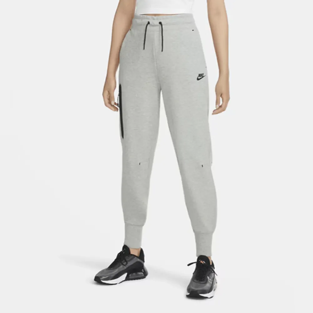 Hej, mina Nike tech byxor kommer inte till användning längre då det inte är min stil längre. Köpte från Jd sport. Använda men i väldigt bra kvalite. Nypris: 1149kr. Jeans & Byxor.