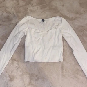 Vit topp - Fint skick. Sparsamt använd.