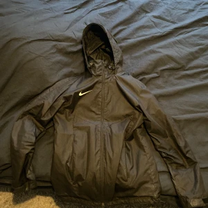 Nike Storm-Fit jacka storlek M - Nike Vind Jacka  Säljer för att den inte passar längre, skicket är så bra som det kan vara för en använd jacka, inga skador på jackan.   Mer frågor så kan du bara skriva till mig, pris kan diskuteras. 