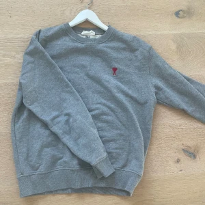 Ami paris  - En sparsamt använd ami paris tröja i storlek M 