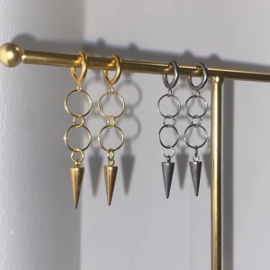 Örhängen  - Jättefina örhängen i rostfritt stål💞Modell ”Undine” finns i både silver och guld.