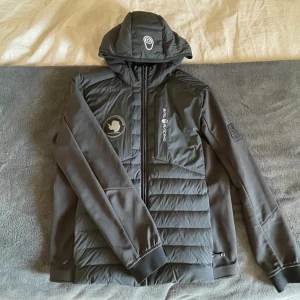 Sail Racing Jacka - Säljer denna snygga Sail Racing, perfekt till våren och sommaren. Tveka inte på att höra av dig för mer info!