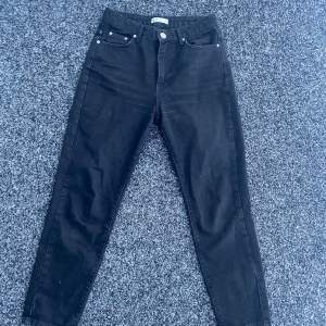 Strl 36 svarta Perfect Jeans i slim straight passform från Gina Tricot, använda i bra skick utan fläckar och hål.
