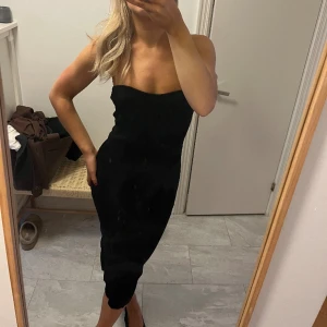 Bandau klänning  - Svart fin bandau klänning från ginatricot 🫶🏼FRI FRAKT