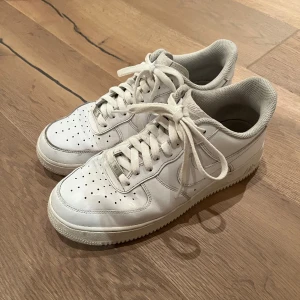Air Force One - Riktigt feta AF1 i bra skick (9/10). Perfekta till vår och sommar. Passar både 42 och 43. Köpta i Sommas. Nypris ca 1500 Hör av dig för frågor/Carl