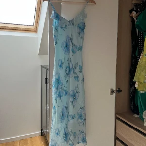 Blå klänning    - En sommardröm!!! Äldre klänning från new look. Står ej storlek men uppskattad xs 