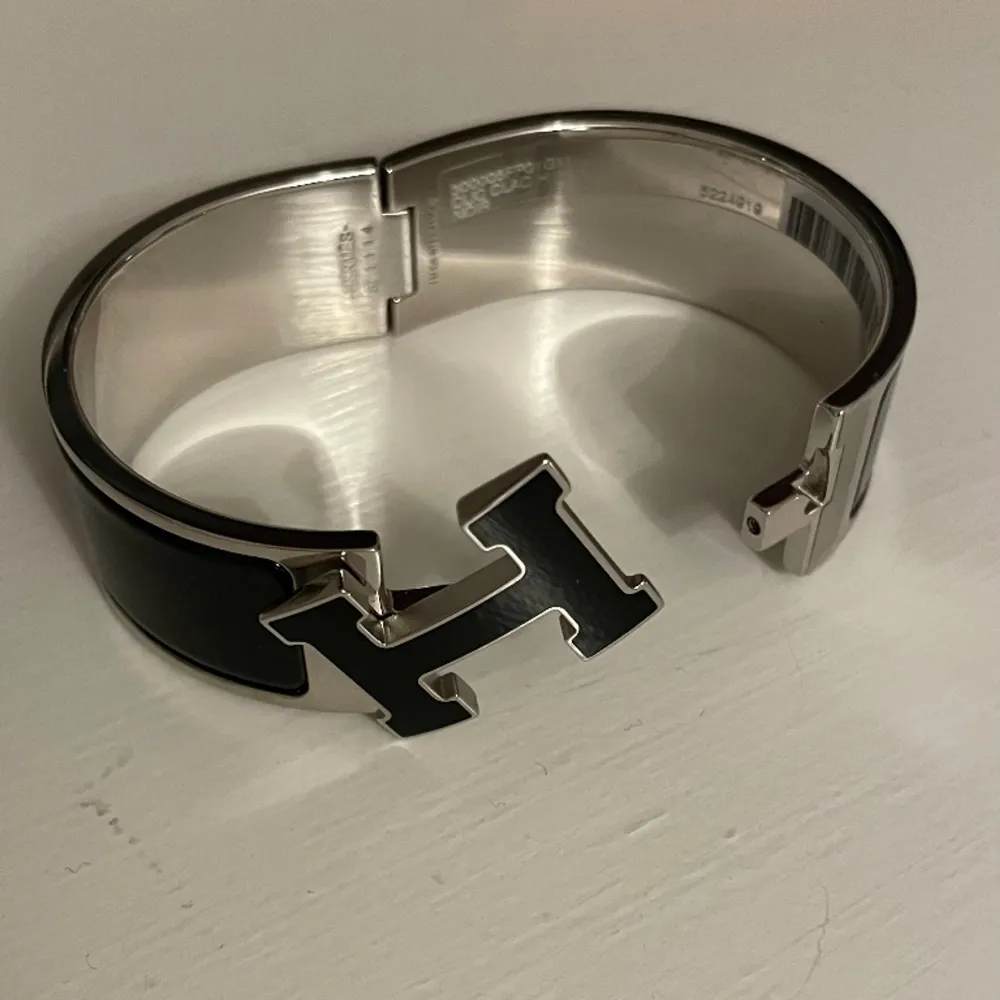 Hermes Armband limited edition Kvitto finns stl 17 Nypris 7500. Accessoarer.