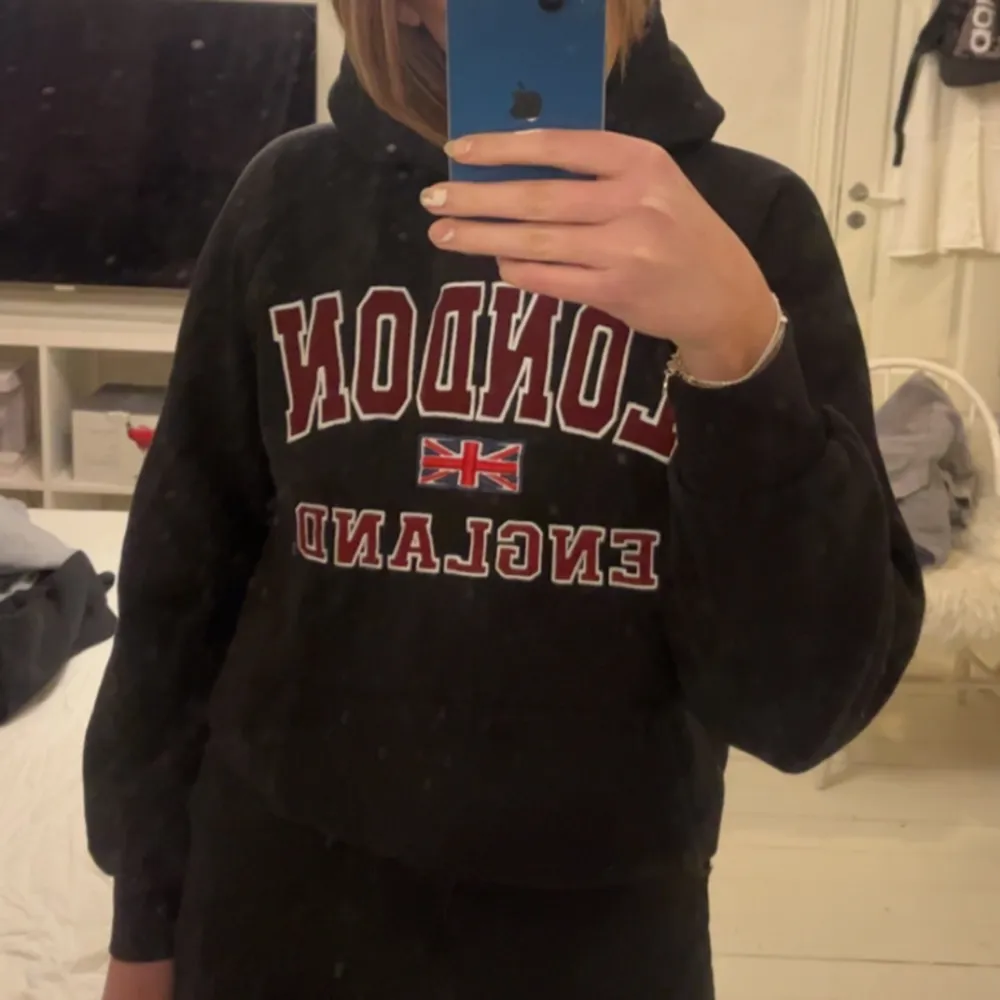 En svart hoodie som är köpt i London, knappt använd💞. Hoodies.