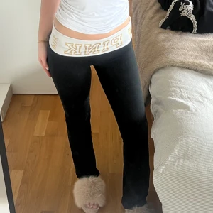 Victorias secret pink yoga pants - Säljer nu mina Victorias secret pink bootcut yoga pants då den inte kommer till användning längre. Storlek xs men passar även mig som normalt bär storlek S. Jag är ca 170cm lång för referens. Super fint skick. Skriv vid intresse eller frågor.