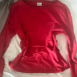 Vardaglig röd långärmad tröja från märket boomerang. Defekt ses på bilden, svart fläck som ej försvinner men syns inte tydligt alls.   Kontakta vid intresse eller för mer info:)