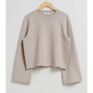 Stickad tröja från other stories - Jätte jätte fin stickad tröja från other stories. I storlek medium, knappt använd💗 köptes för 790 kr, säg till om flera bilder behövs