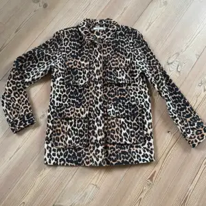 Såååå snygg jacka från ganni i leopardmönster!!! Perfekt till våren, inga defekter