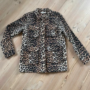 Ganni leopardjacka - Såååå snygg jacka från ganni i leopardmönster!!! Perfekt till våren, inga defekter
