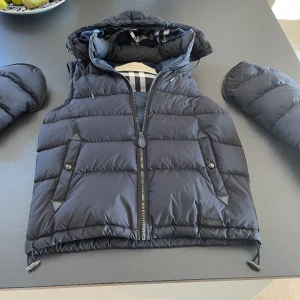 Burberry Jacka/Väst - Snygg burberry jacka med avtagbara armar, då går att ha som väst med. Trendig och parra bra året om iom armarnas funktion. Riktigt fint skick. Storlek S