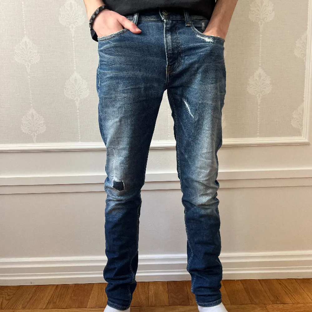 Riktigt feta Calvin Klein jeans med lite slitningar som är där när man köper dem. Skick 9/10. Modellen är 183. Väger 63. Dem är 32 i längd och 30 i midja. Skriv vid fler frågor!. Jeans & Byxor.