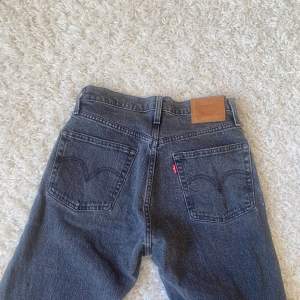 Levis populära 501 jeans i strl W26 L30🩶 midjemått: 36cm, innerbenslängd: 74cm