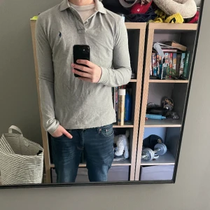 Ralph lauren pike - Säljer denna långärmade Ralph lauren piken då jag tröttnat på den. Köpte den förra hösten men den är sparsamt använd. Nypris 1500. Skick 8/10