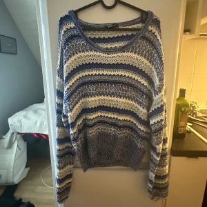 Stickad tröja  - Superfin hålstickad blå tröja från Gina tricot, perfekt till sommaren! Den är i storek XL men passar lite oversize på mig som har S/M. Den är knappt använd och i väldigt fint skick.