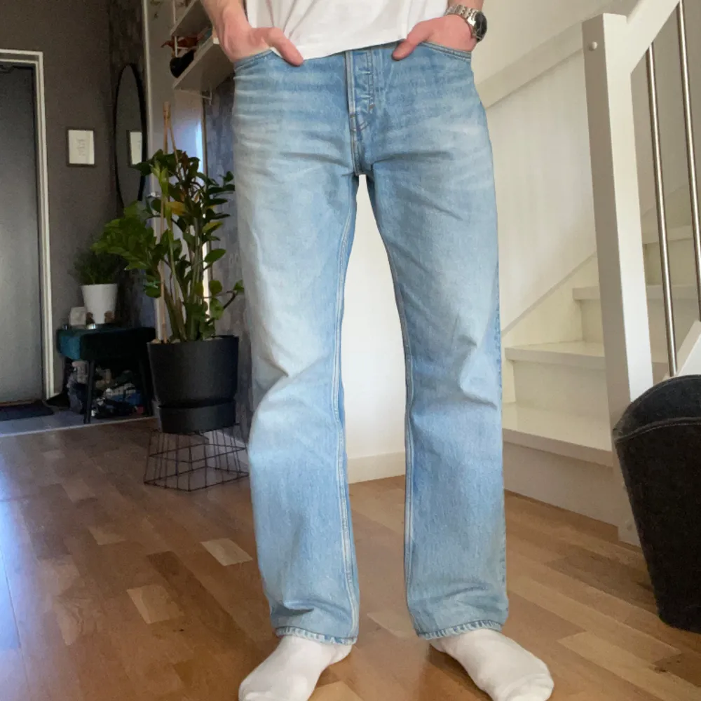 Ljusblå jeans i bra skick. Ordinarie storlek är W32 L34.  Jag har lagt upp dem till L32 ungefär. Modellen är SPACE - Ord pris: 600 kr. Jeans & Byxor.