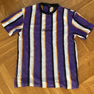 Lila randig t-shirt - En fin t-shirt perfekt på sommaren. Riktigt fina färger. Bra skick. Använd få gånger.